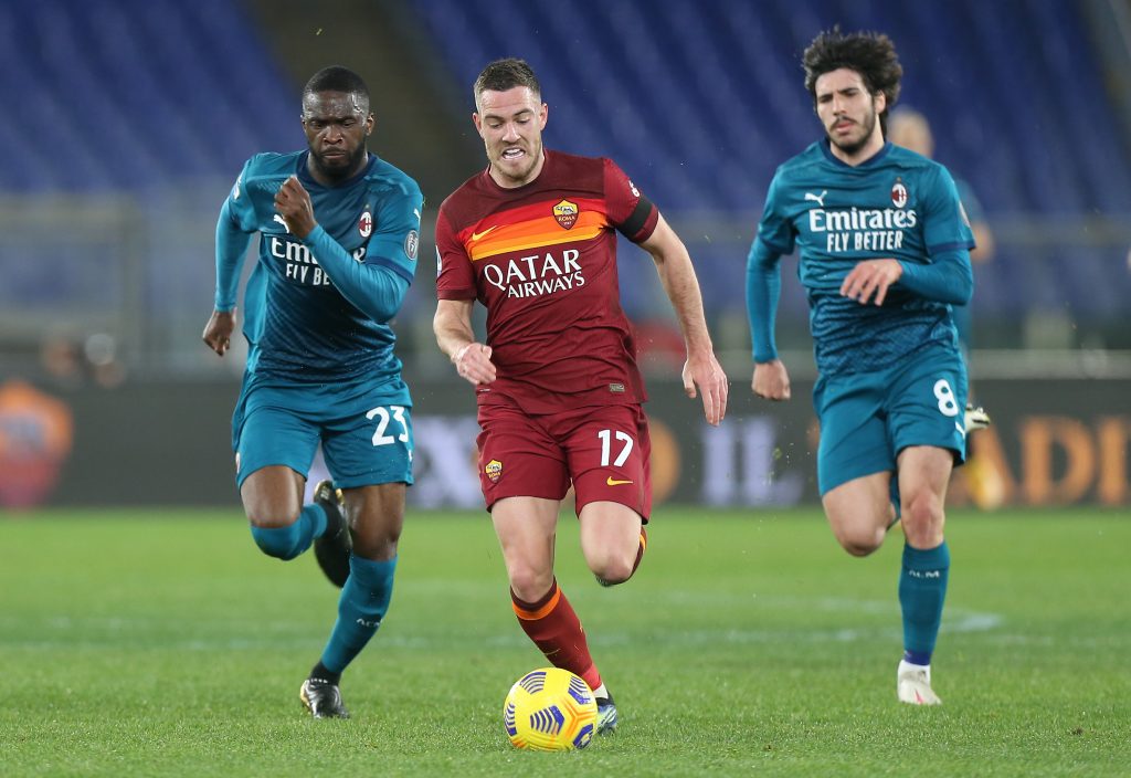 Tomori e Veretout in corsa per il pallone sotto lo sguardo di Tonali