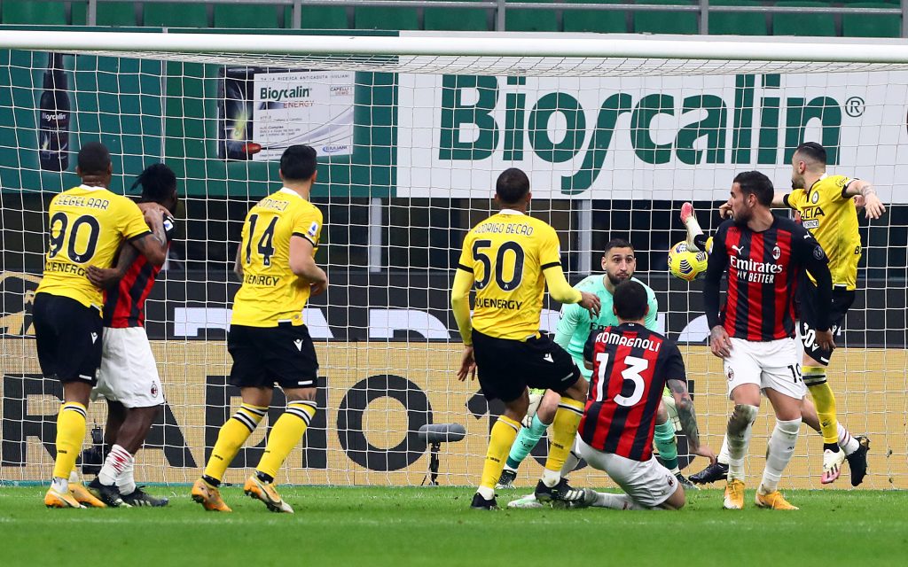 Becao stacca anticipando Romagnol; errore di Donnarumma e goal dell'Udinese