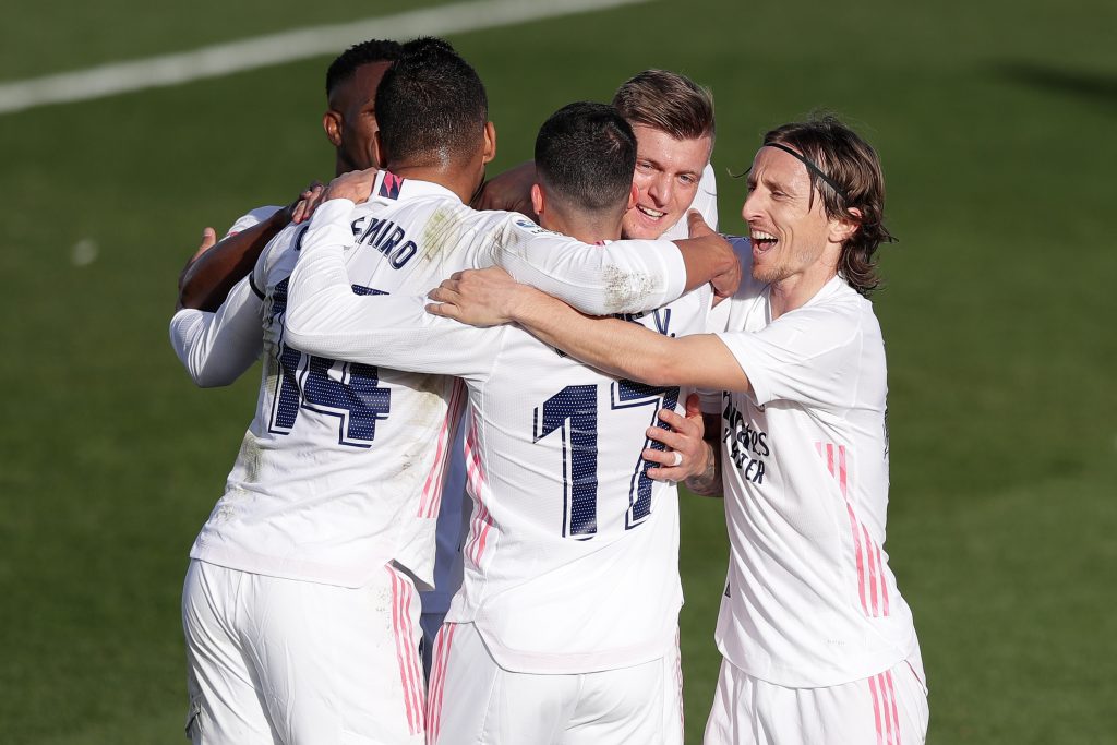 I calciatori del Real Madrid festeggiano dopo un gol