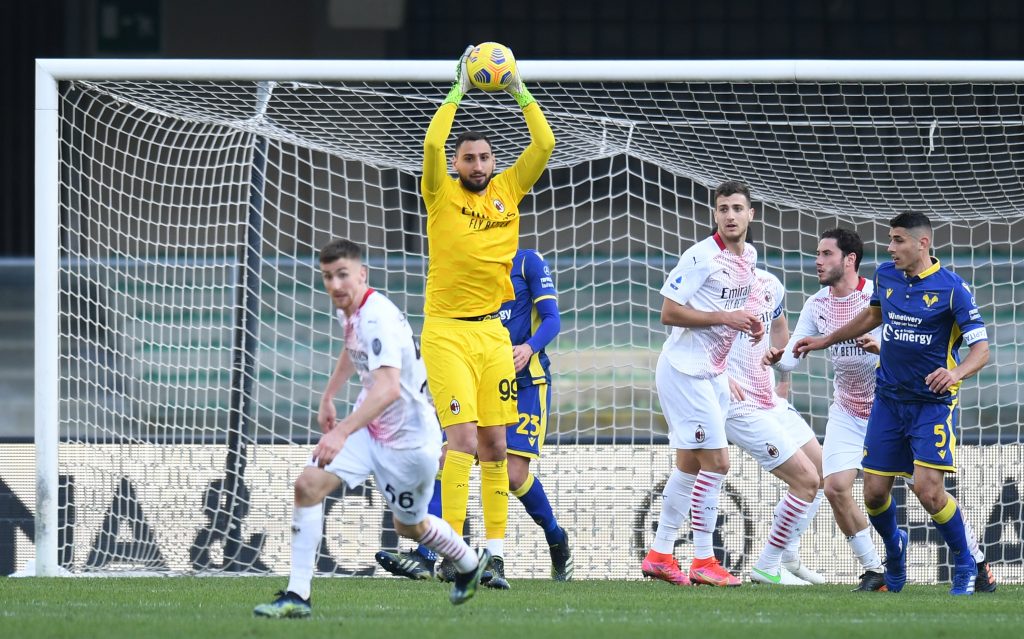 Donnarumma in presa alta nella partita tra Hellas Verona e Milan