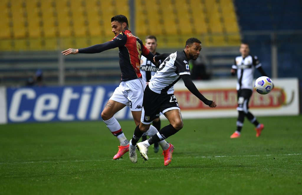 Gianluca Scamacca in azione con la maglia del Genoa