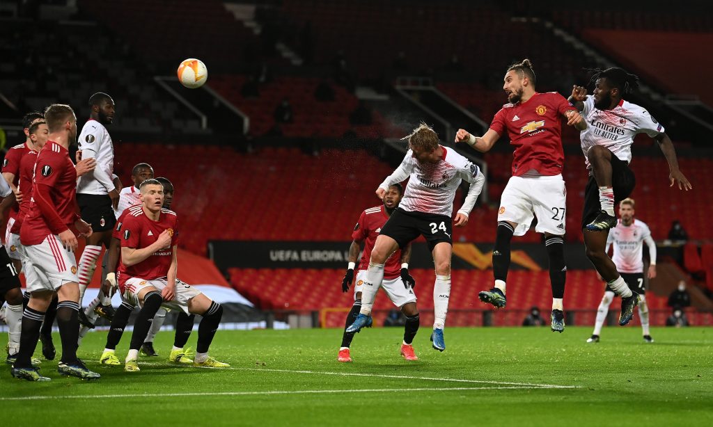 Stacca Kjaer e segna il goal dell'1-1 contro il Manchester UnitedStacca Kjaer e segna il goal dell'1-1 contro il Manchester United