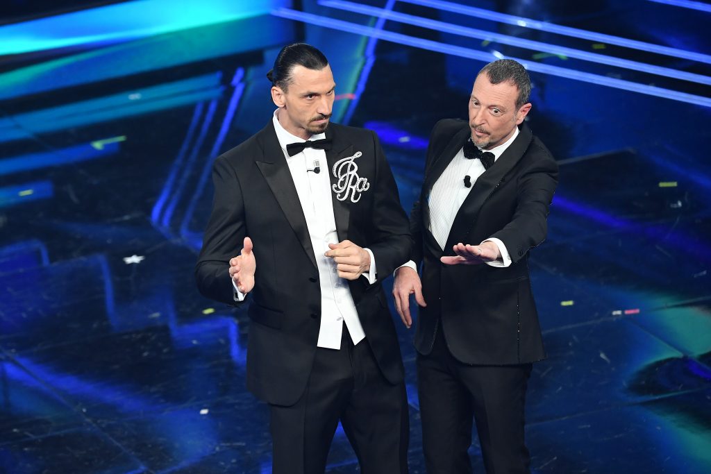 Zlatan Ibrahimovic con Amadeus sul palco di Sanremo 2021