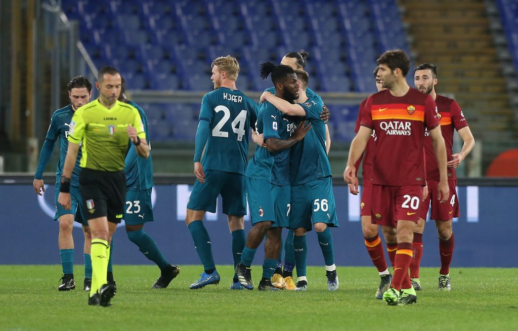 Fazio protesta con l'arbitro Guida mentre il Milan esulta per il goal segnato da Kessie su rigore