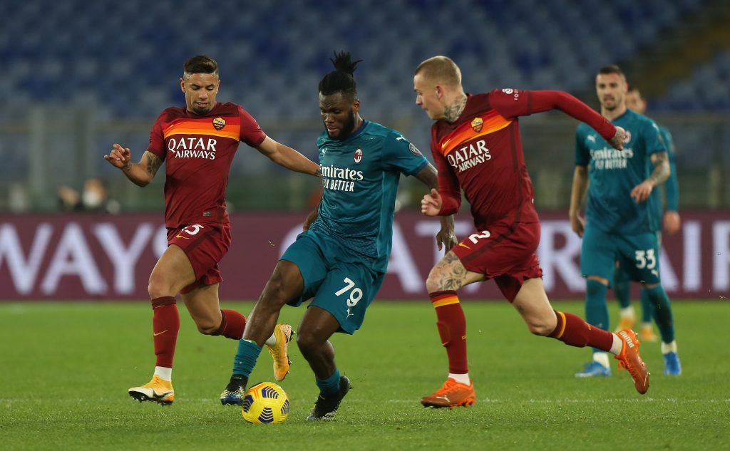 Kessie palla al piede attaccato da Karsdorp e Bruno Peres in Roma-Milan