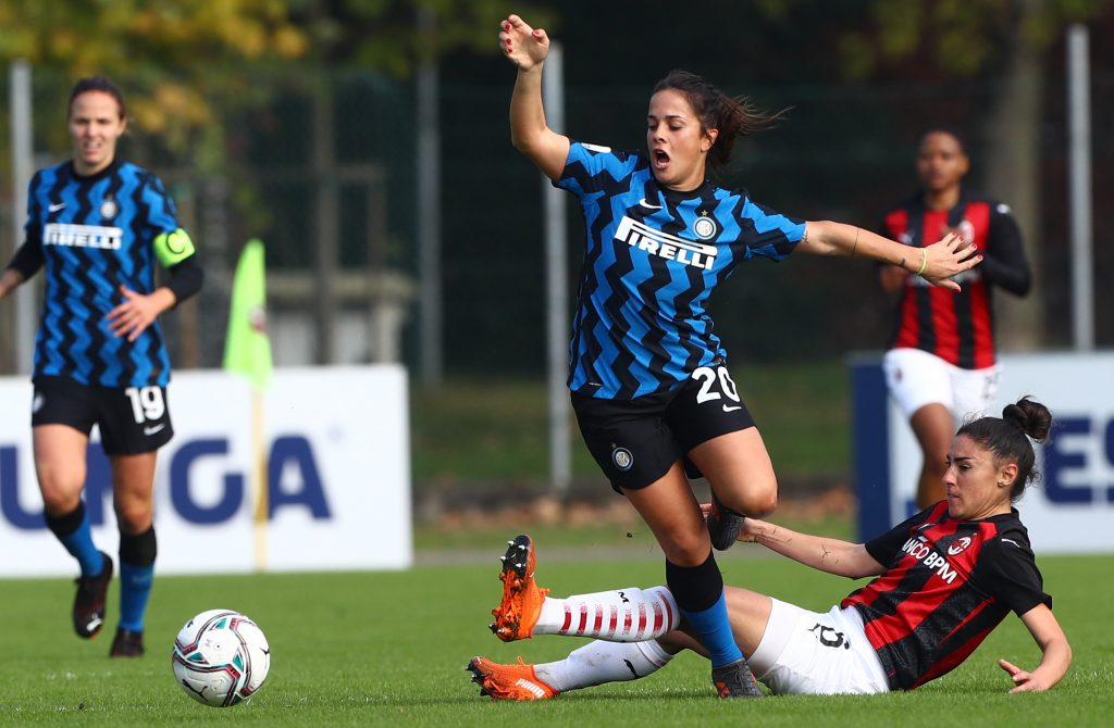 La rossonera Fusetti affronta in scivolata la nerazzurra Simonetti