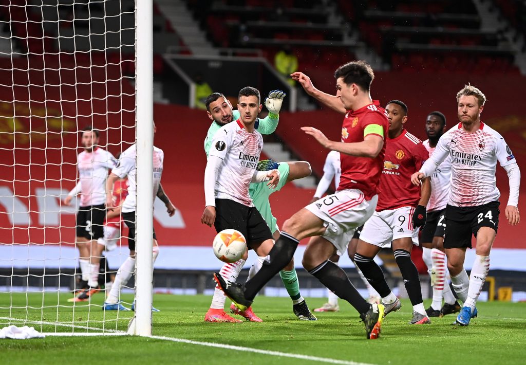 Maguire, palo, durante Manchester United-Milan