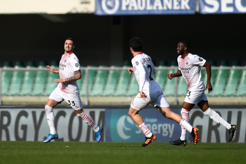 Rade Krunic, Davide Calabria e Fikayo Tomori festeggiano dopo il gol segnato dal centrocampista bosniaco contro l'Hellas Verona