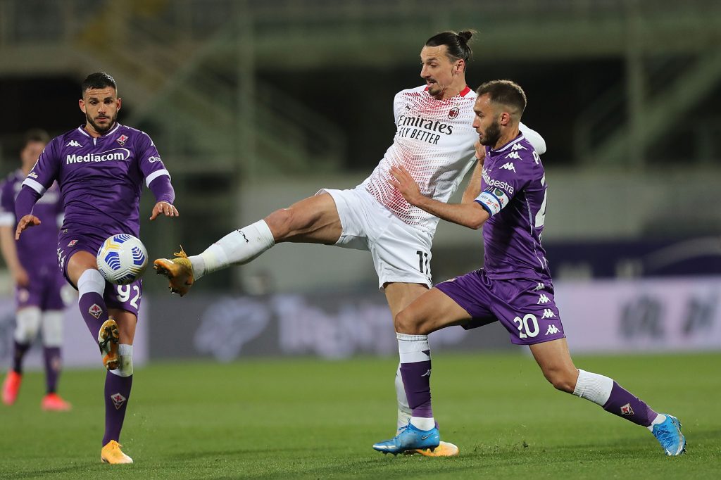 Ibrahimovic in azione contro German Pezzella della Fiorentina
