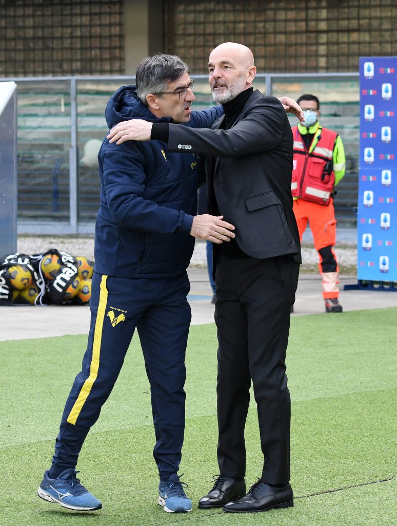 Ivan Juric e Stefano Pioli si abbracciano prima del fischio di inizio di Hellas Verona-Milan