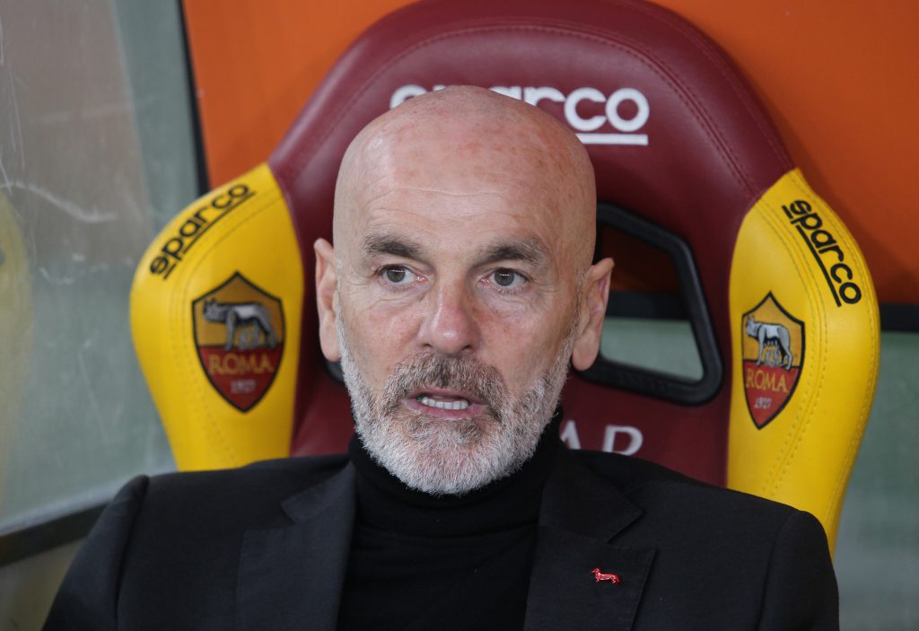 Stefano Pioli, tecnico del Milan, seduto sulla panchina dello stadio Olimpico di Roma
