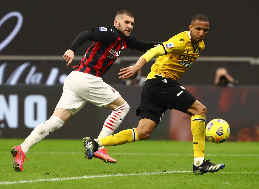 Rodrigo Becao dell'udinese protegge palla dall'attacco di Rebic del Milan
