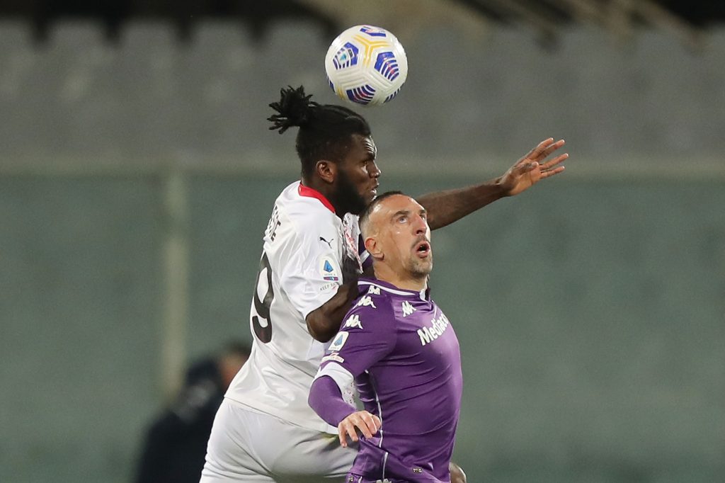 Kessie del Milan sovrasta Ribery della Fiorentina