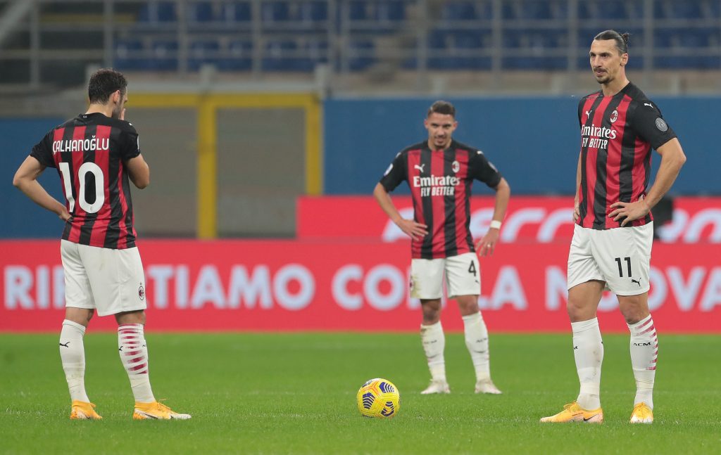 Ibrahimovic e Calhanoglu sul pallone; sullo sfondo, Bennacer.