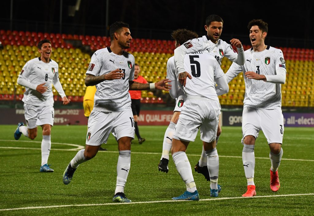 Sensi festeggia il goal alla Lituania con i compagni di Nazionale