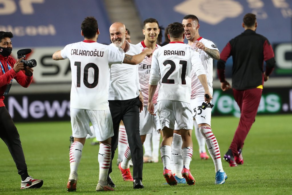 I festeggiamenti del Milan a centrocampo dopo la vittoria contro l'Atalanta