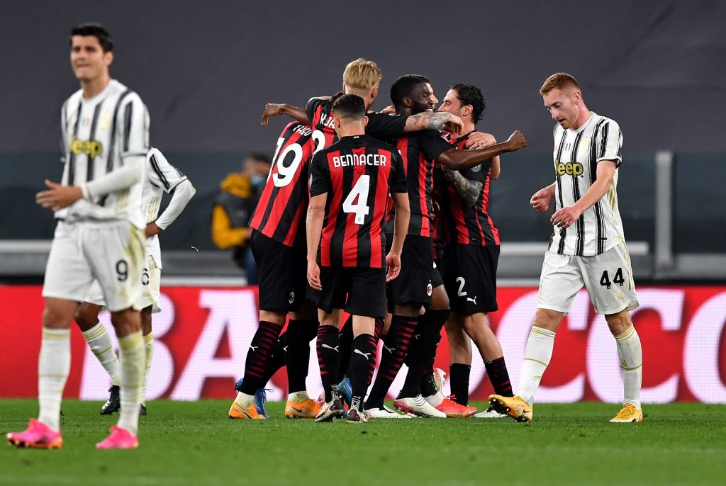 Il Milan festeggia contro la Juventus.