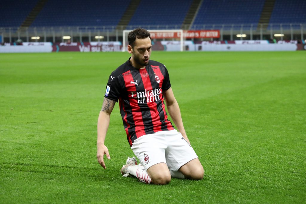 Hakan Calhanoglu dopo il gol al Benevento.
