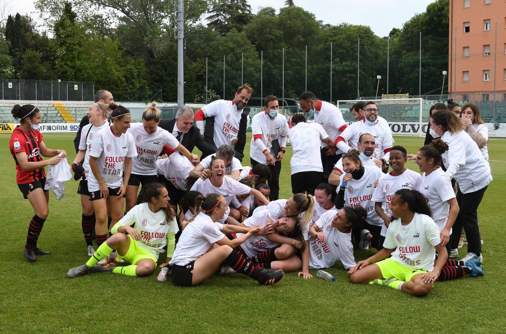 Il Milan femminile festeggia l'accesso in Champions League.