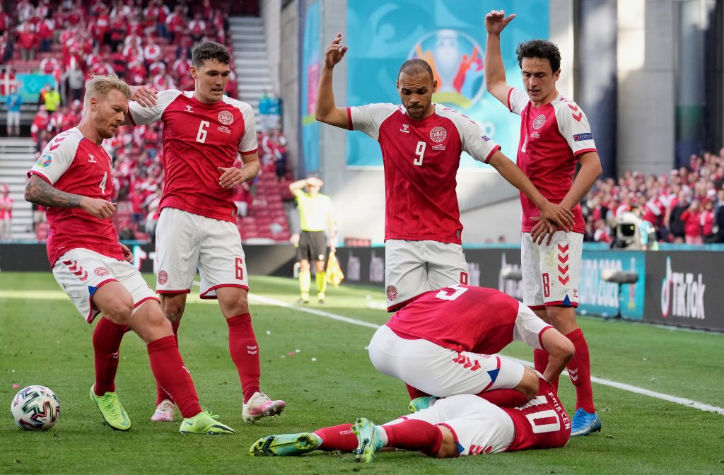 Eriksen si accascia a terra durante Danimarca Finlandia