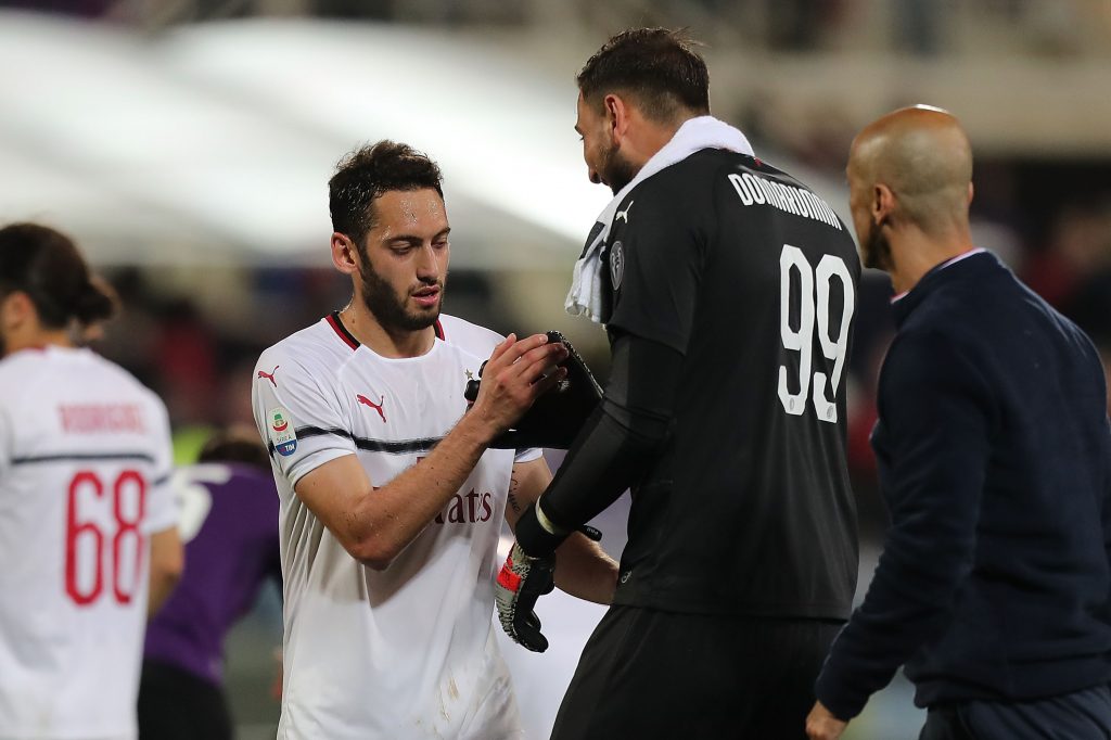 Donnarumma e Calhanolgu con la maglia del Milan