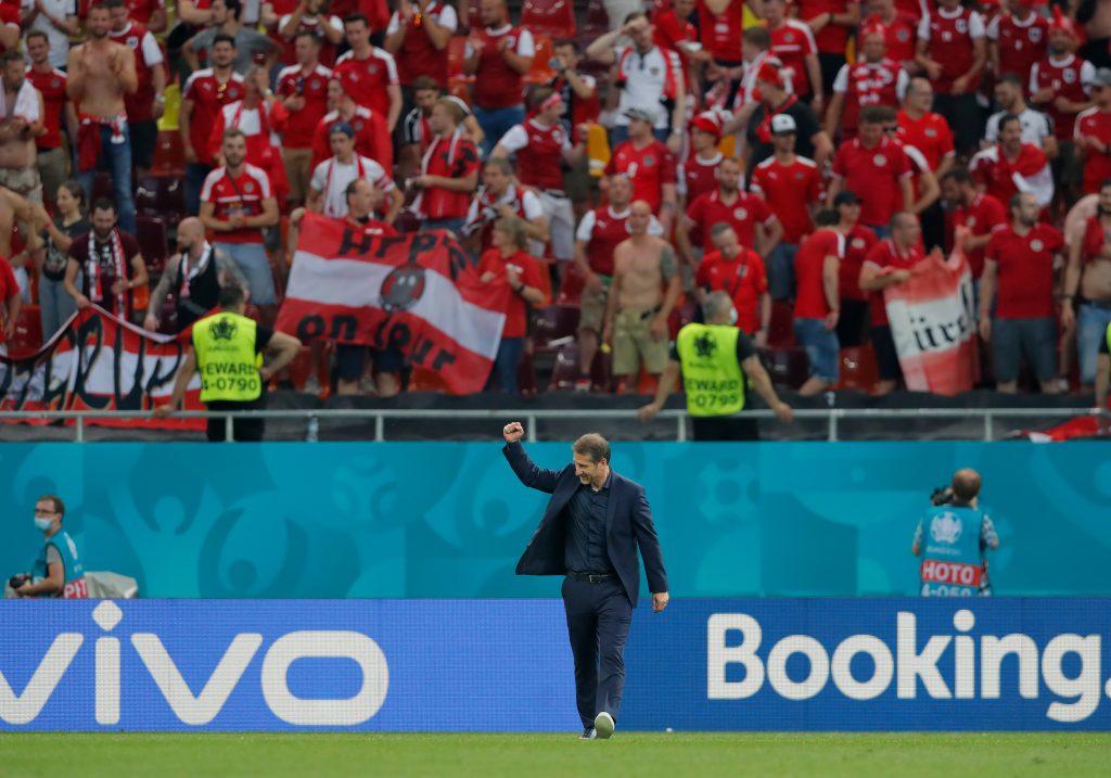 Franco Foda, allenatore, con i supporters della sua Austria.