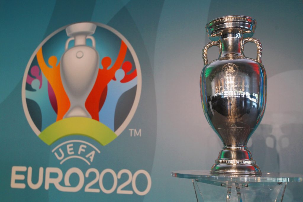 La Coppa e il logo degli Europei 2020