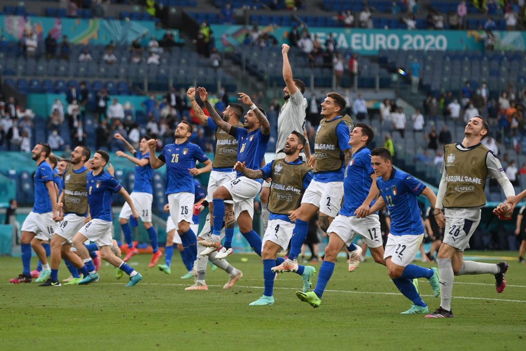 L'Italia festeggia il primo posto nel girone.