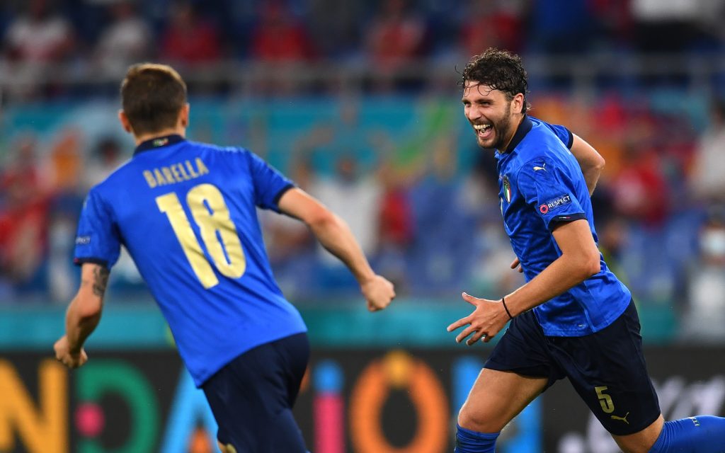 Locatelli e Barella esultano dopo il gol ad Euro 2021.