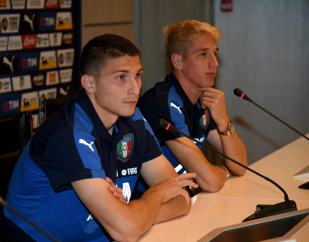 Andrea Conti e Mattia Caldara durante una conferenza della Nazionale