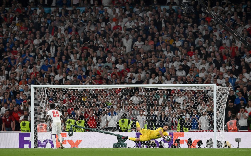 Donnarumma para il rigore a Saka