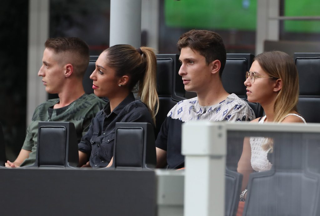Andrea Conti e Mattia Caldara in tribuna con le rispettive compagne