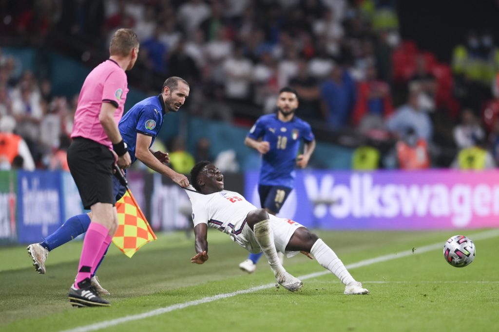 Fallo Chiellini su Saka
