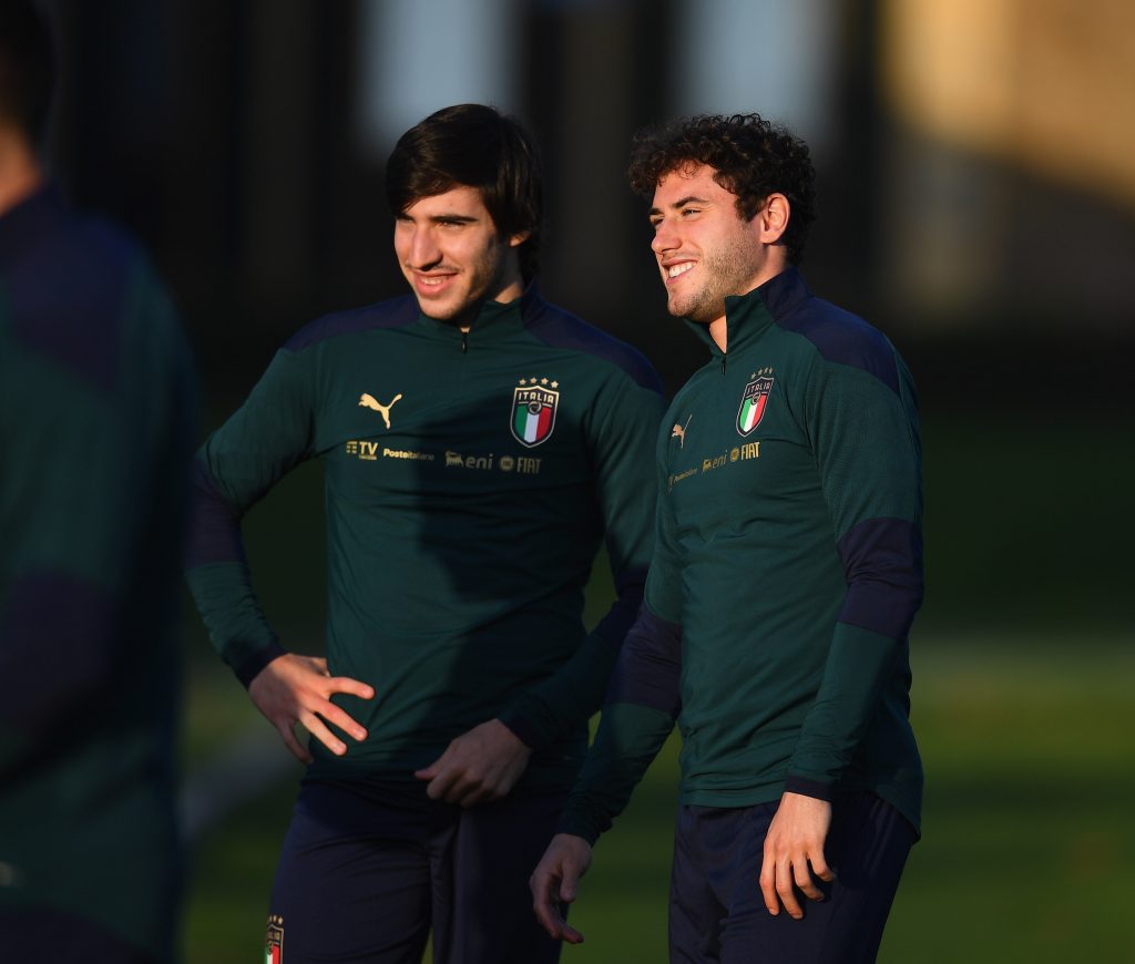 Sandro Tonali e Davide Calabria con la maglia della Nazionale.