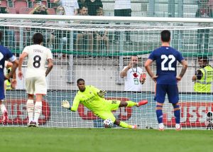 Maignan para un rigore al Real Madrid.