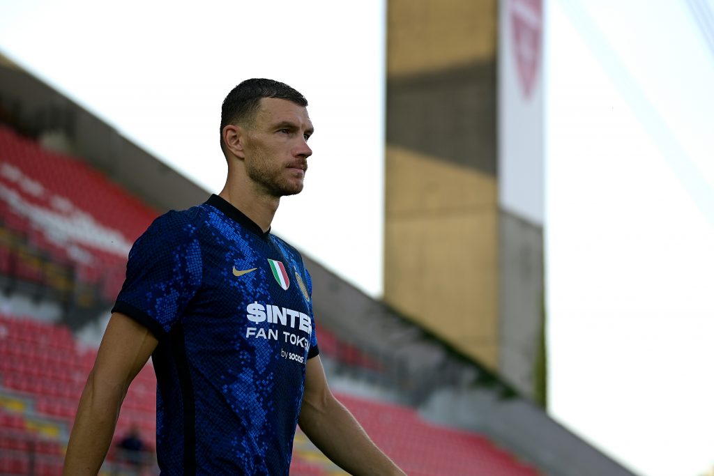 Edin Dzeko con la maglia dell'Inter.