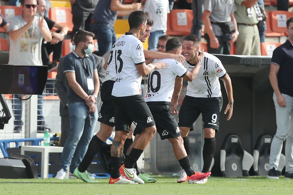Lo Spezia esulta dopo il gol.