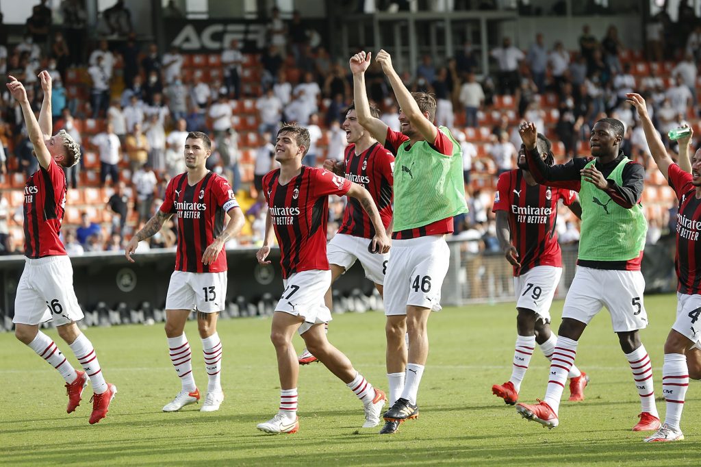 Il Milan esulta sotto i suoi tifosi