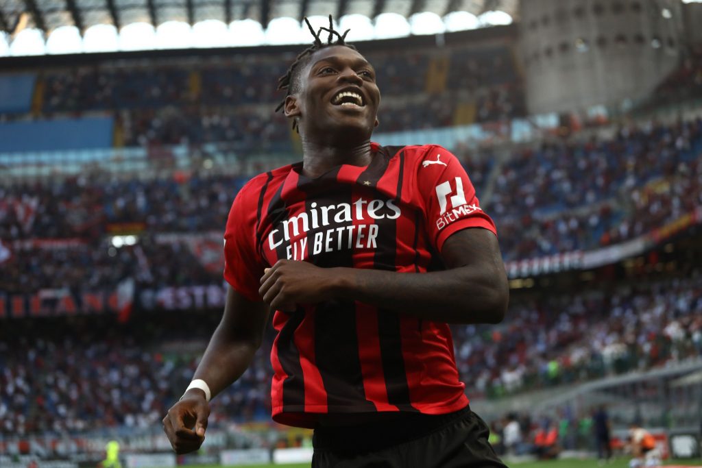 Rafael Leao esulta sotto la curva dopo il gol del vantaggio.