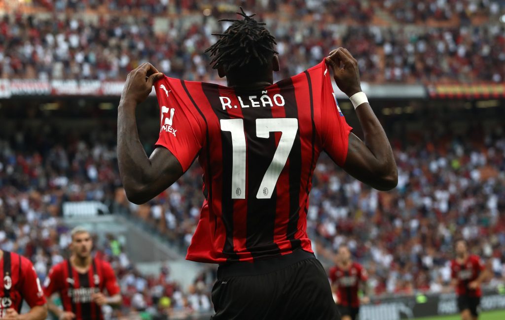 Rafael Leao esulta dopo il gol del vantaggio rossonero.
