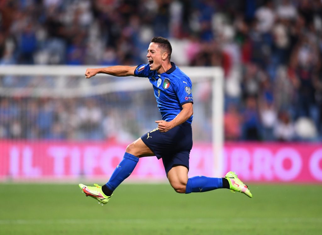 Raspadori con la maglia della Nazionale.