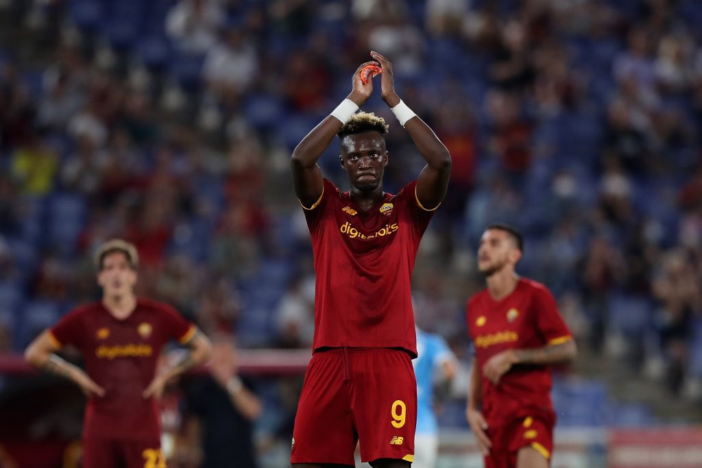 Tammy Abraham con la maglia della Roma