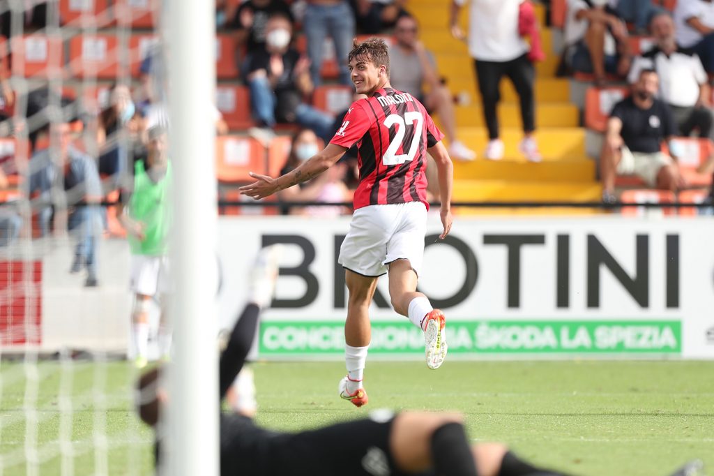 Daniel Maldini esulta dopo il gol allo Spezia.