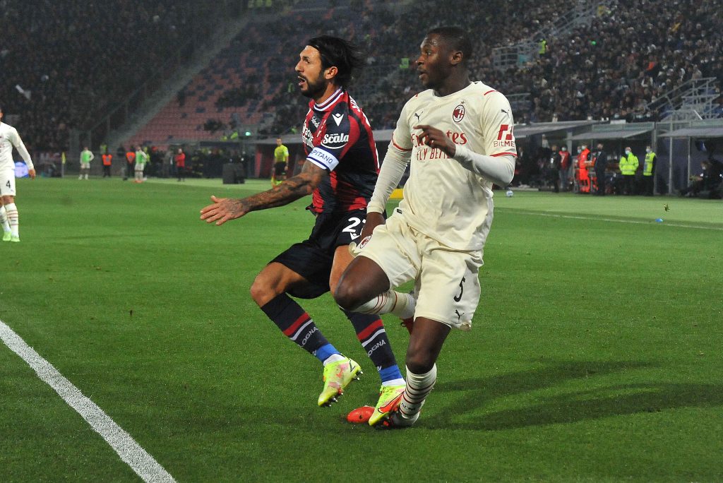 Ballo Toure subisce il fallo da espulsione.