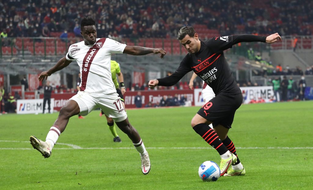 Theo Hernandez contro Singo in Milan-Torino.
