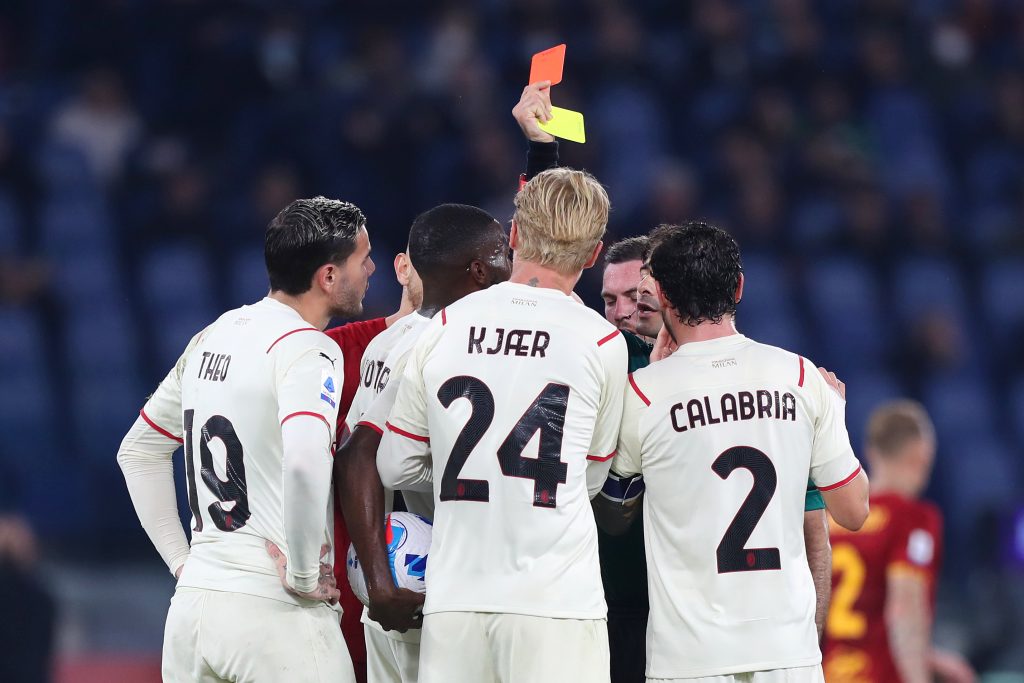 Proteste rossonere dopo il cartellino rosso a Theo Hernandez.