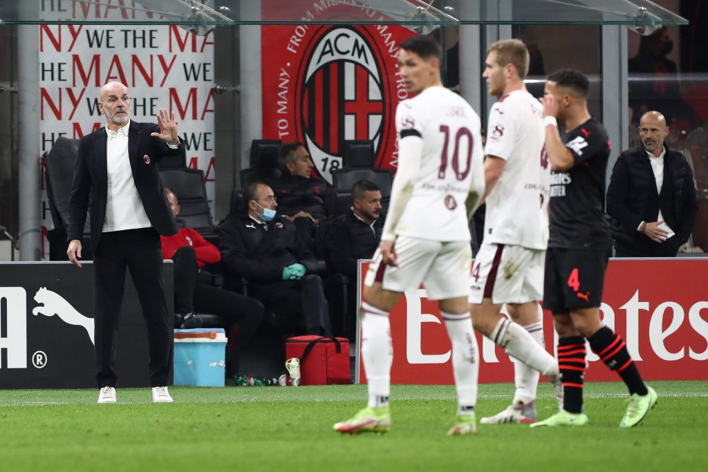 Stefano Pioli da indicazioni ai suoi giocatori.