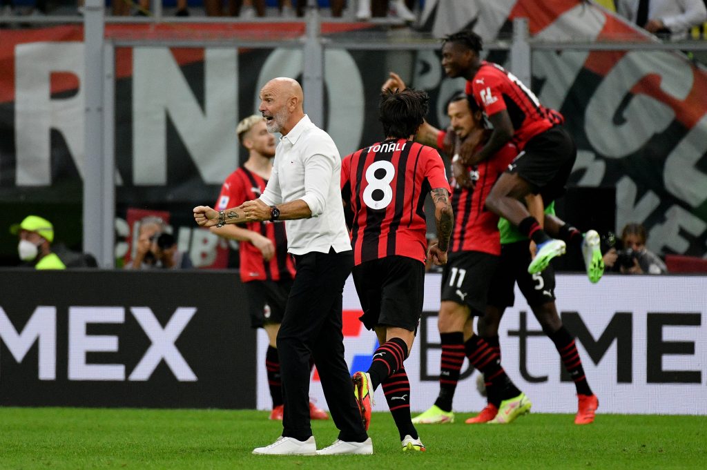 Il Milan festeggia con Stefano Pioli.
