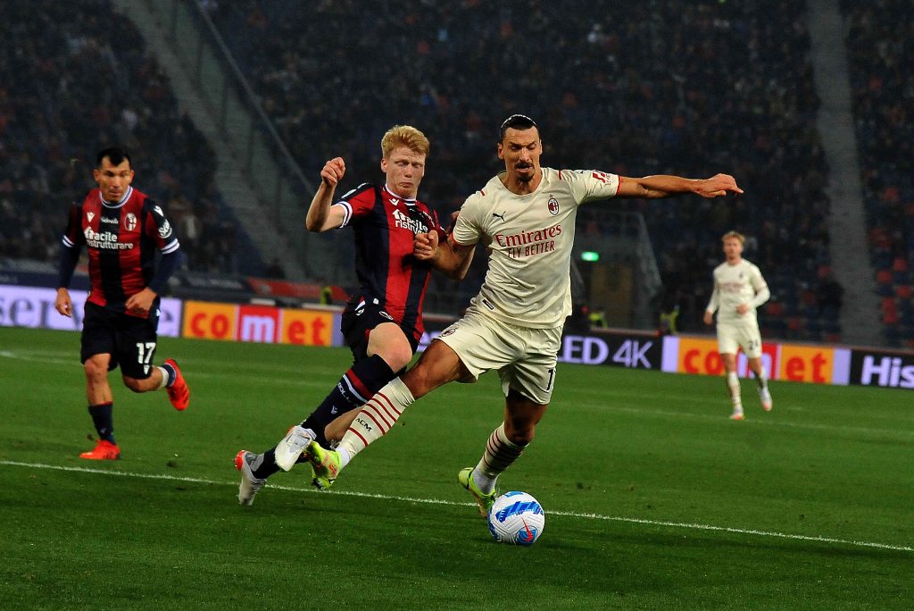 Ibrahimovic a contrasto contro il Bologna.