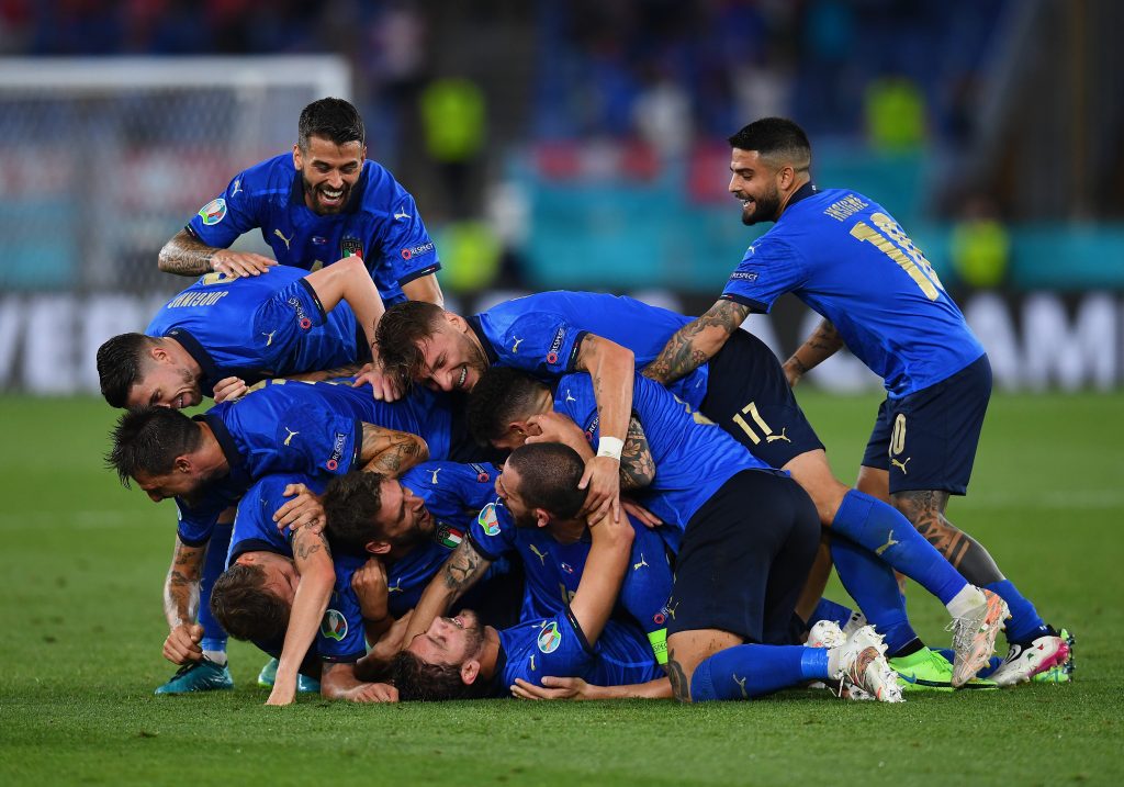 L'Italia, unita, festeggia dopo un gol segnato.